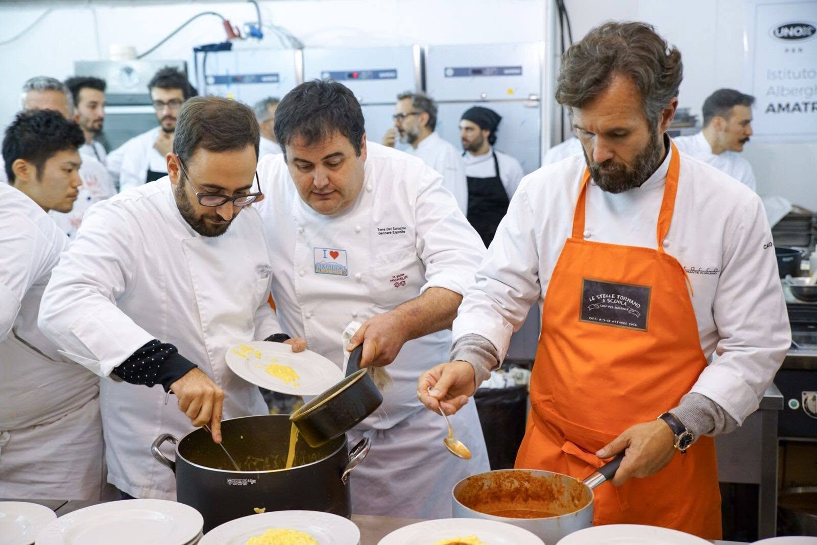 Chef al lavoro nella cucina del Costaggini, tra cui uno con il grembiule Le Stelle Tornano a Scuola