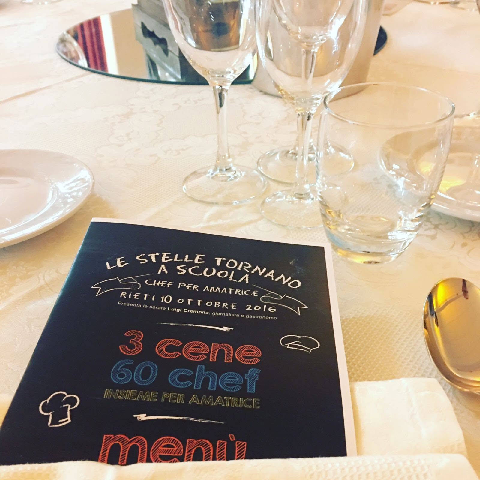 Il menù della serata conclusiva del 10 ottobre 2016, scritto su una lavagnetta illustrata