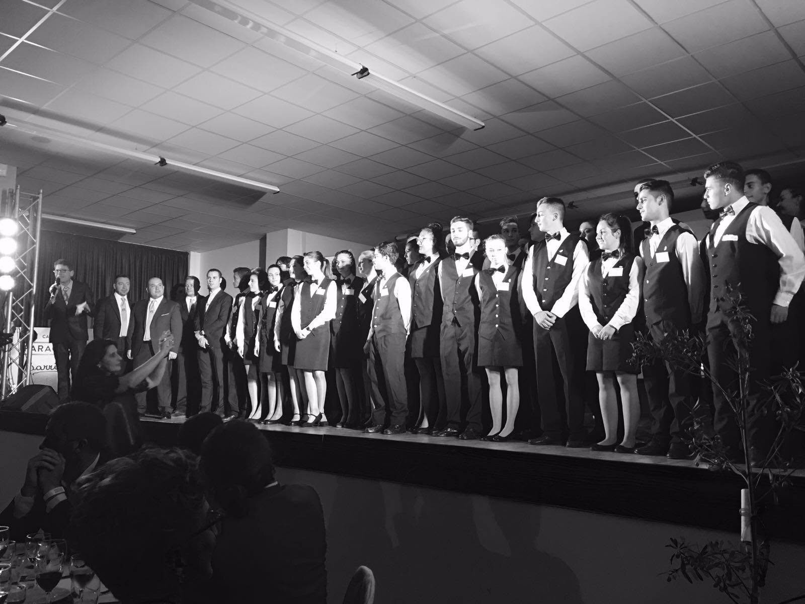 Gli allievi del Convitto in fila sul palco, in tenuta da sala, prima dell'inizio della serata