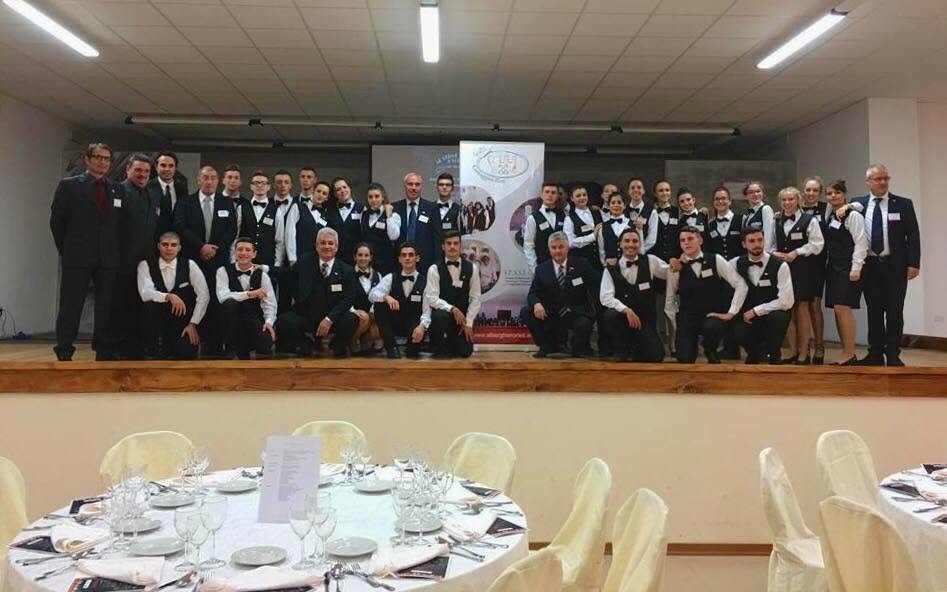 Foto di gruppo di tutti gli allievi e gli organizzatori sul palco, al termine della manifestazione