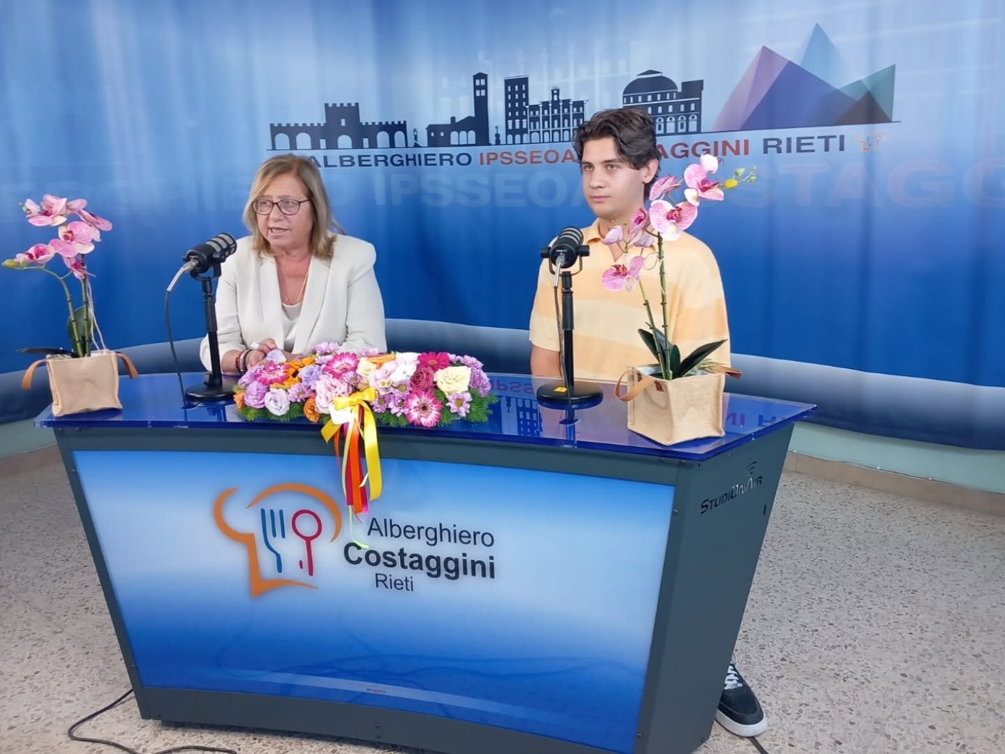 L'On. Frassinetti e un convittore in studio, davanti ai microfoni, durante la registrazione del podcast