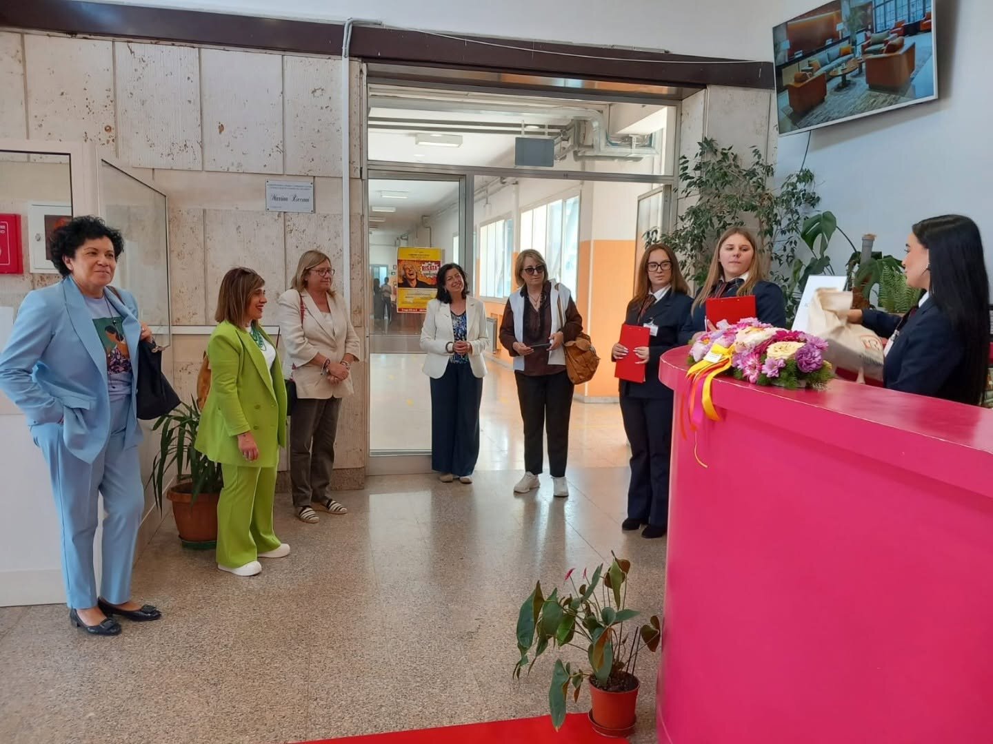 La delegazione accolta all'ingresso dell'Istituto, tappeto rosso e fiori