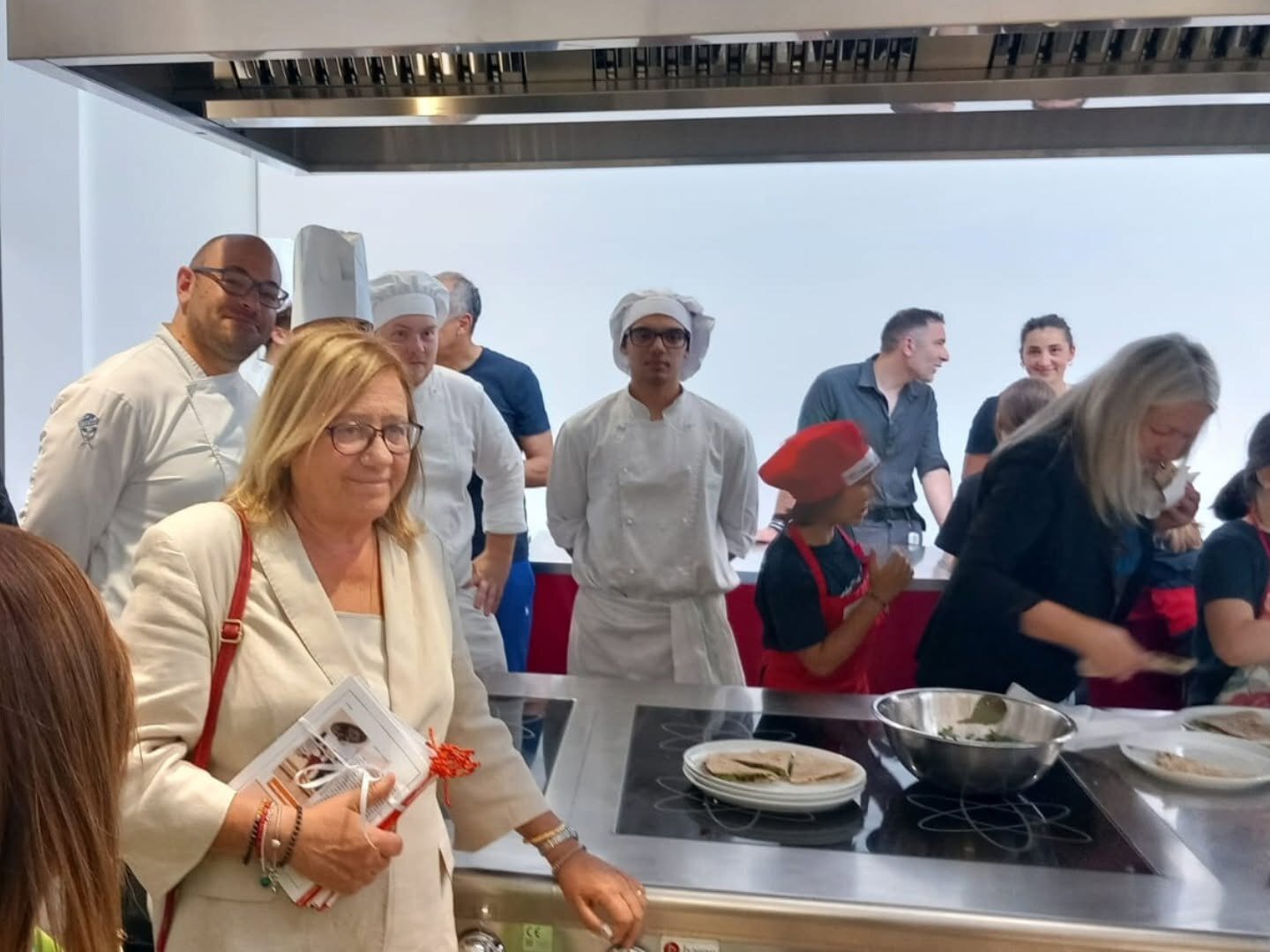 La delegazione osserva gli allievi al lavoro in un laboratorio di cucina
