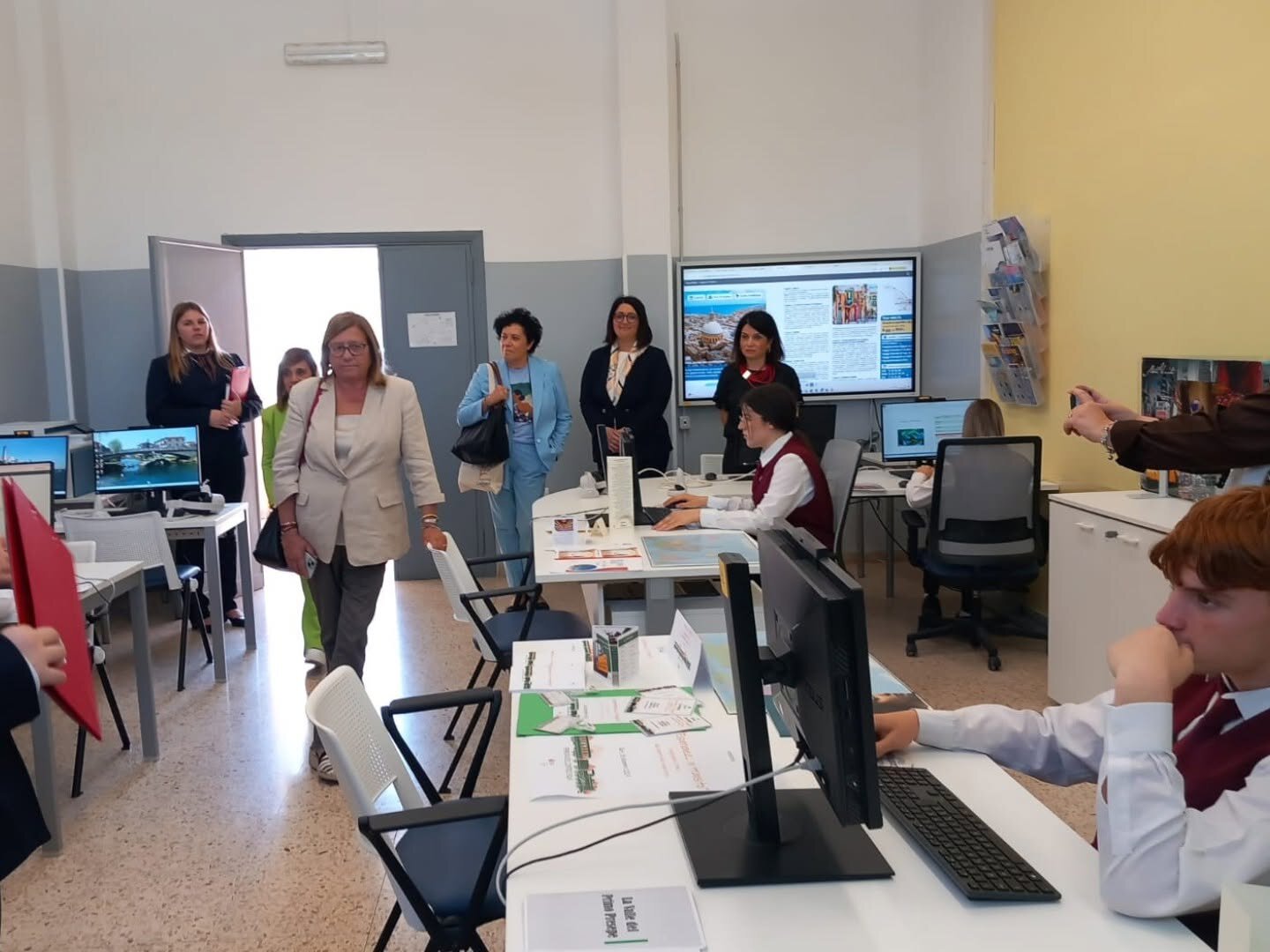 La delegazione visita un'aula multimediale con gli studenti al lavoro sui computer