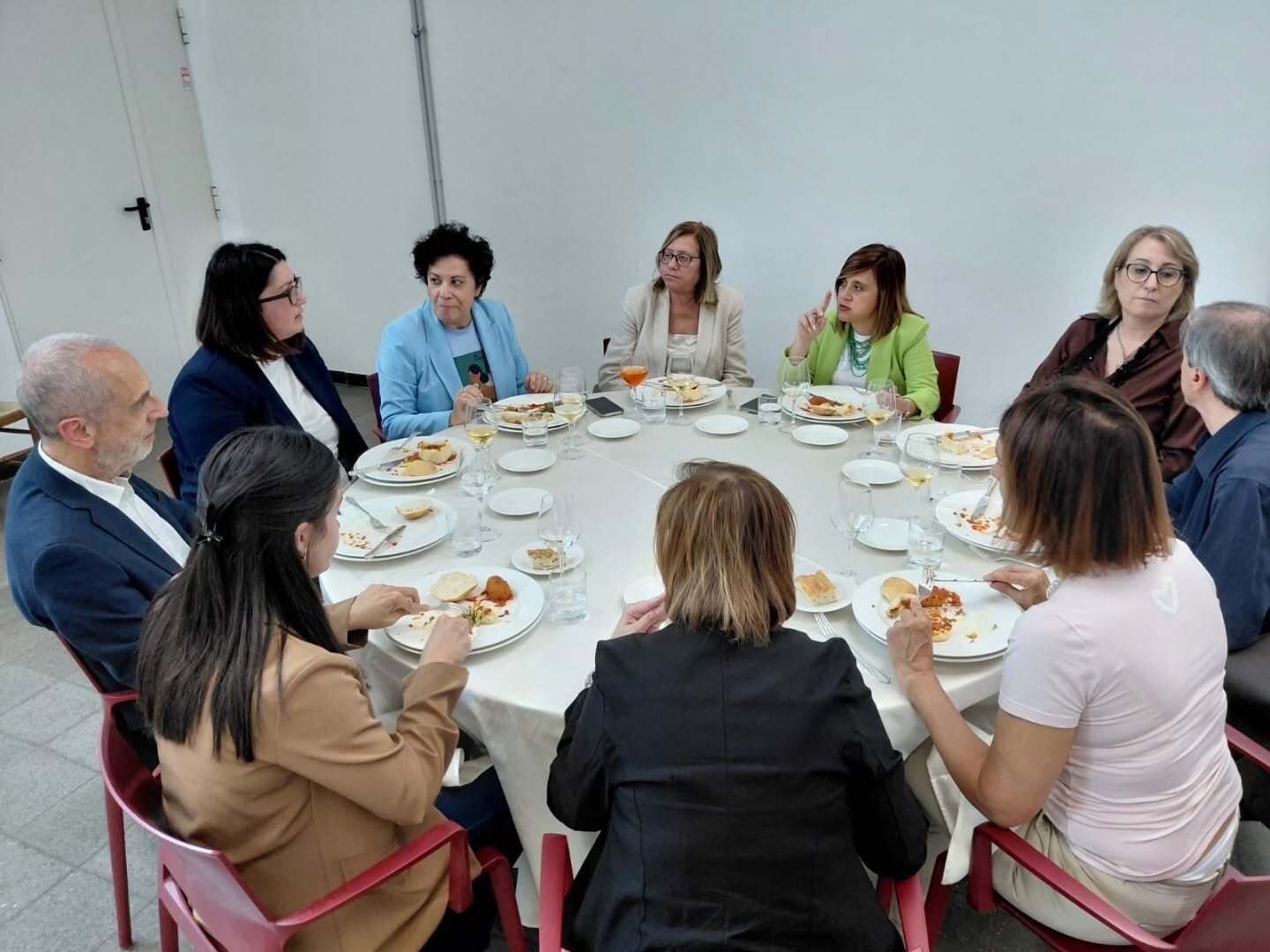 Il pranzo di lavoro attorno a un grande tavolo rotondo