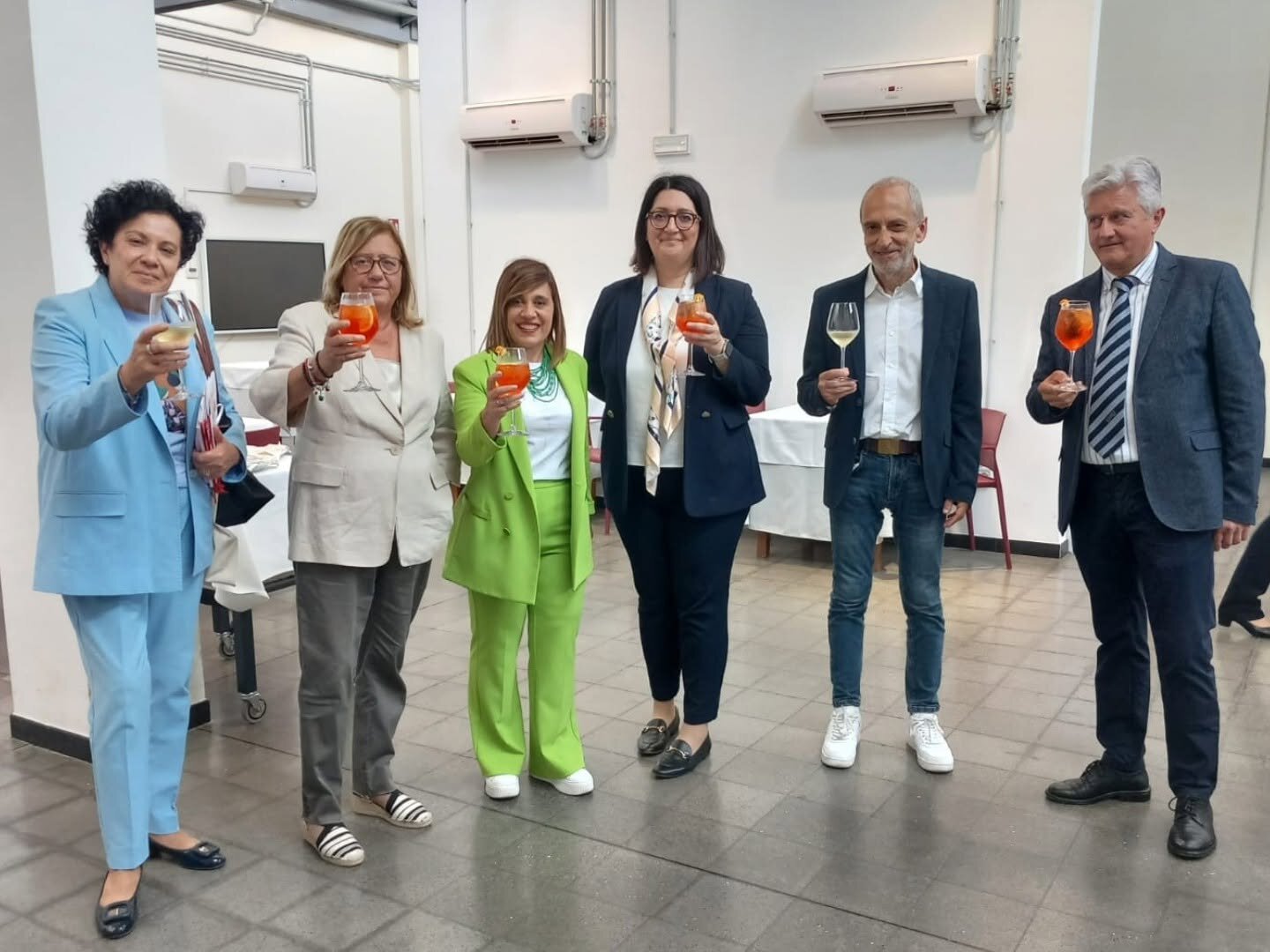 Un brindisi tra gli ospiti al termine del pranzo di lavoro