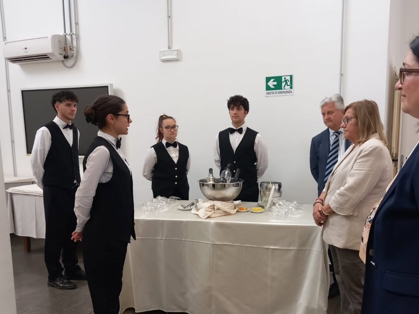 Allievi di sala preparano un servizio al banco bar davanti agli ospiti