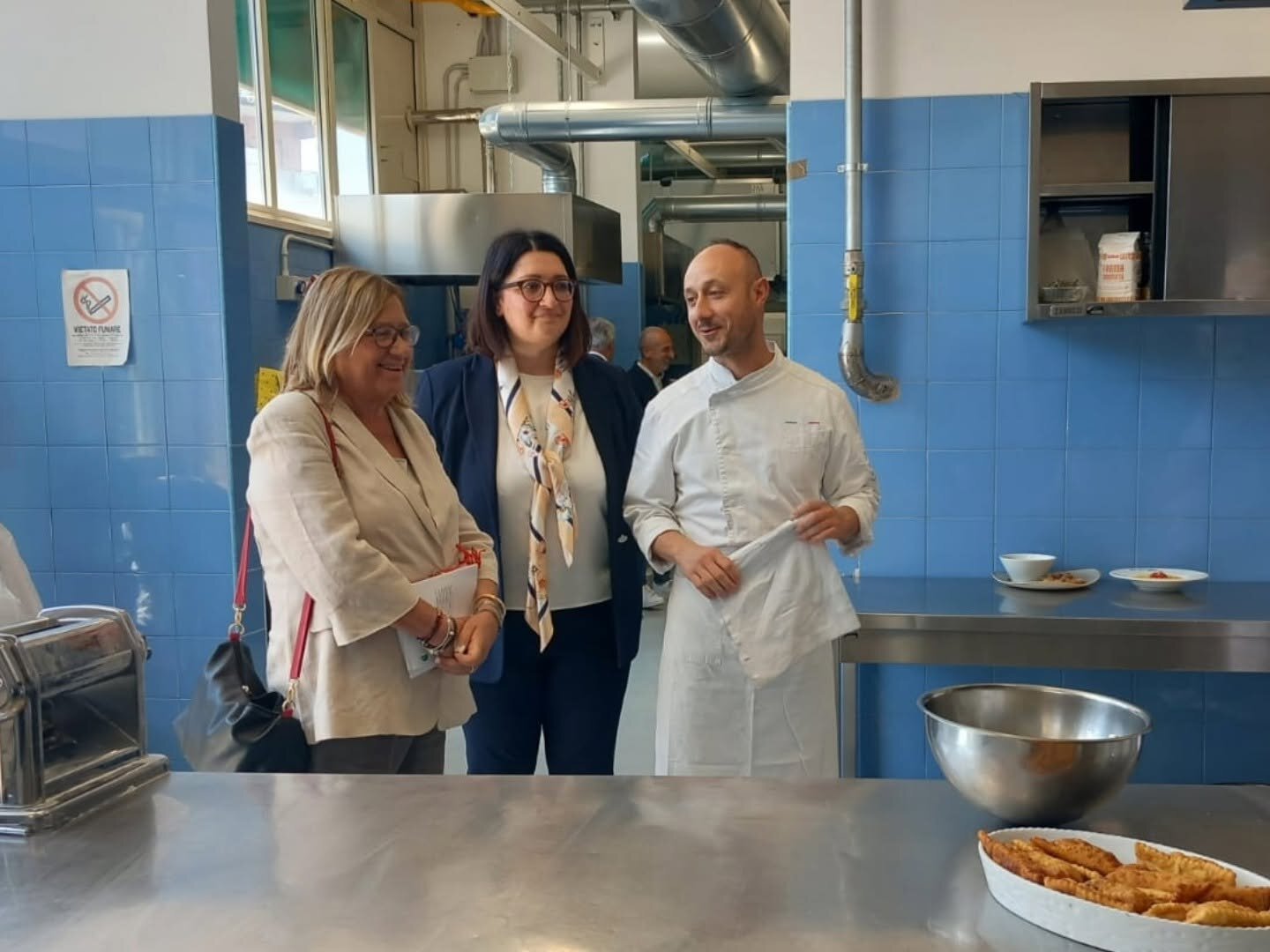 Un momento di conversazione tra la delegazione e uno chef in cucina