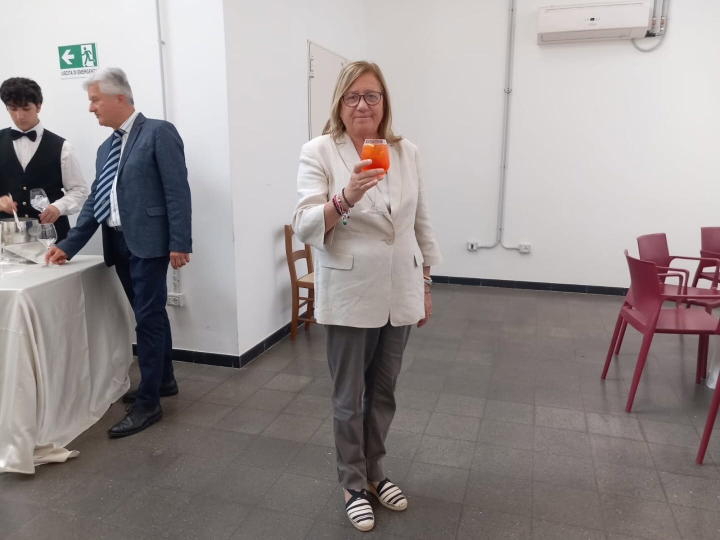 Un momento informale durante la pausa, con un brindisi