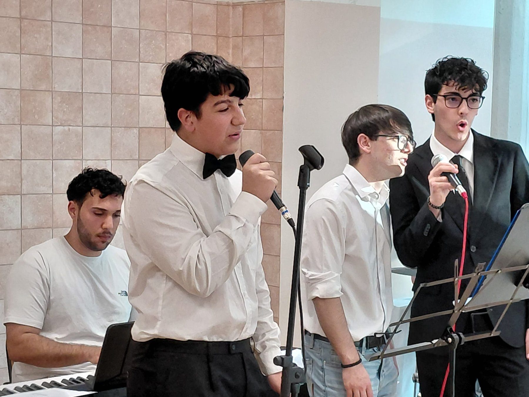 Il gruppo di ragazzi del Laboratorio Musicale del Convitto durante un'esibizione