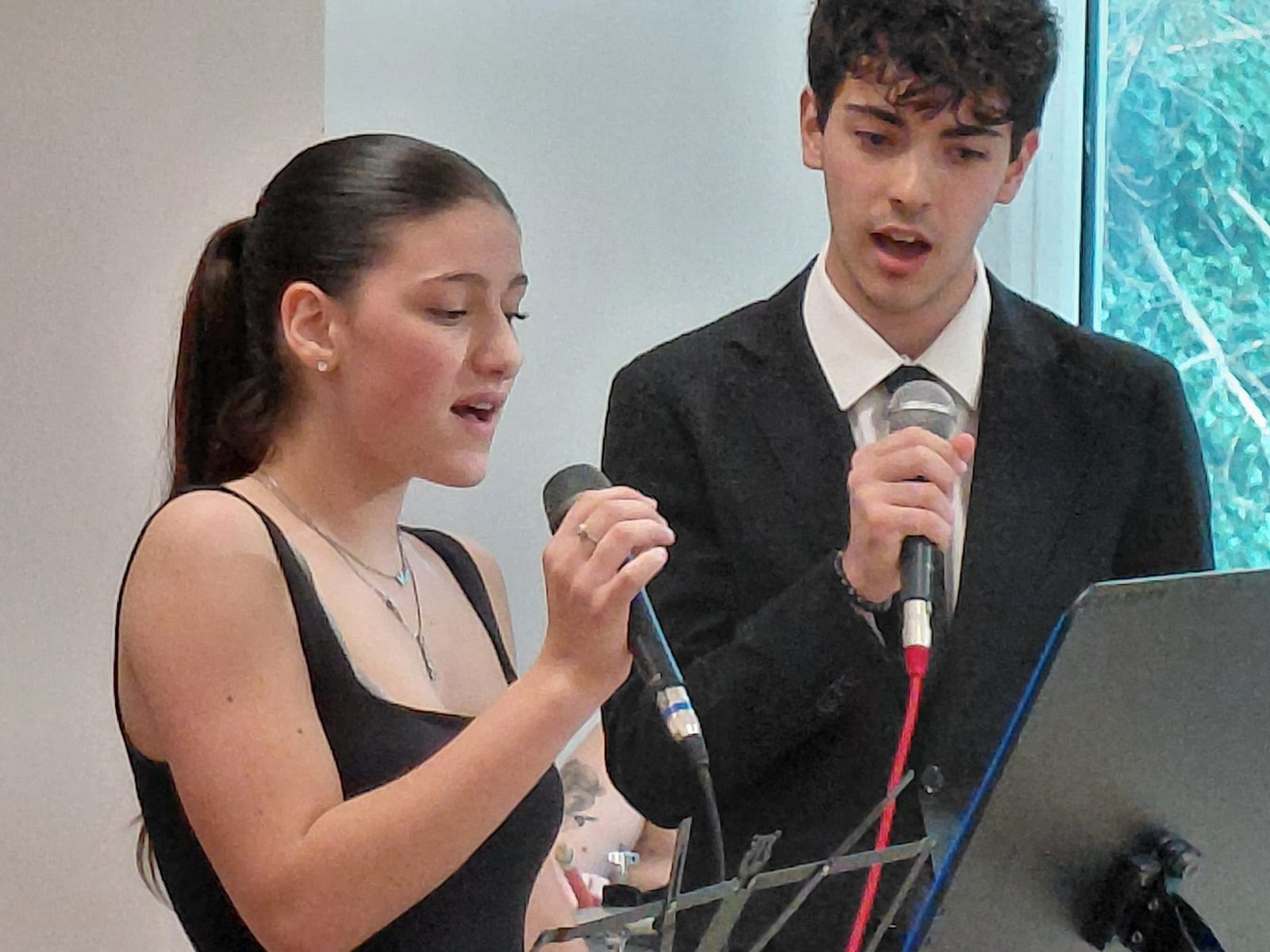 Due studenti cantano insieme in duetto al microfono