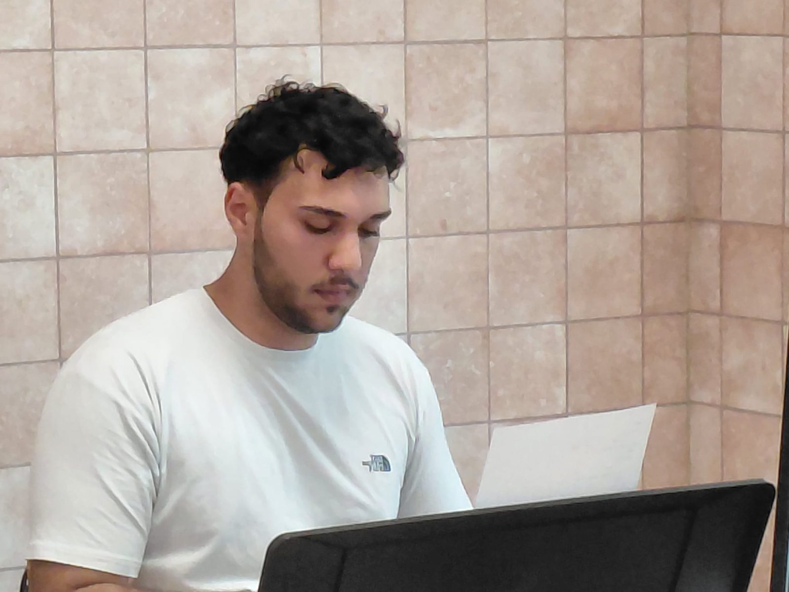 Studente concentrato sullo spartito prima dell'esibizione