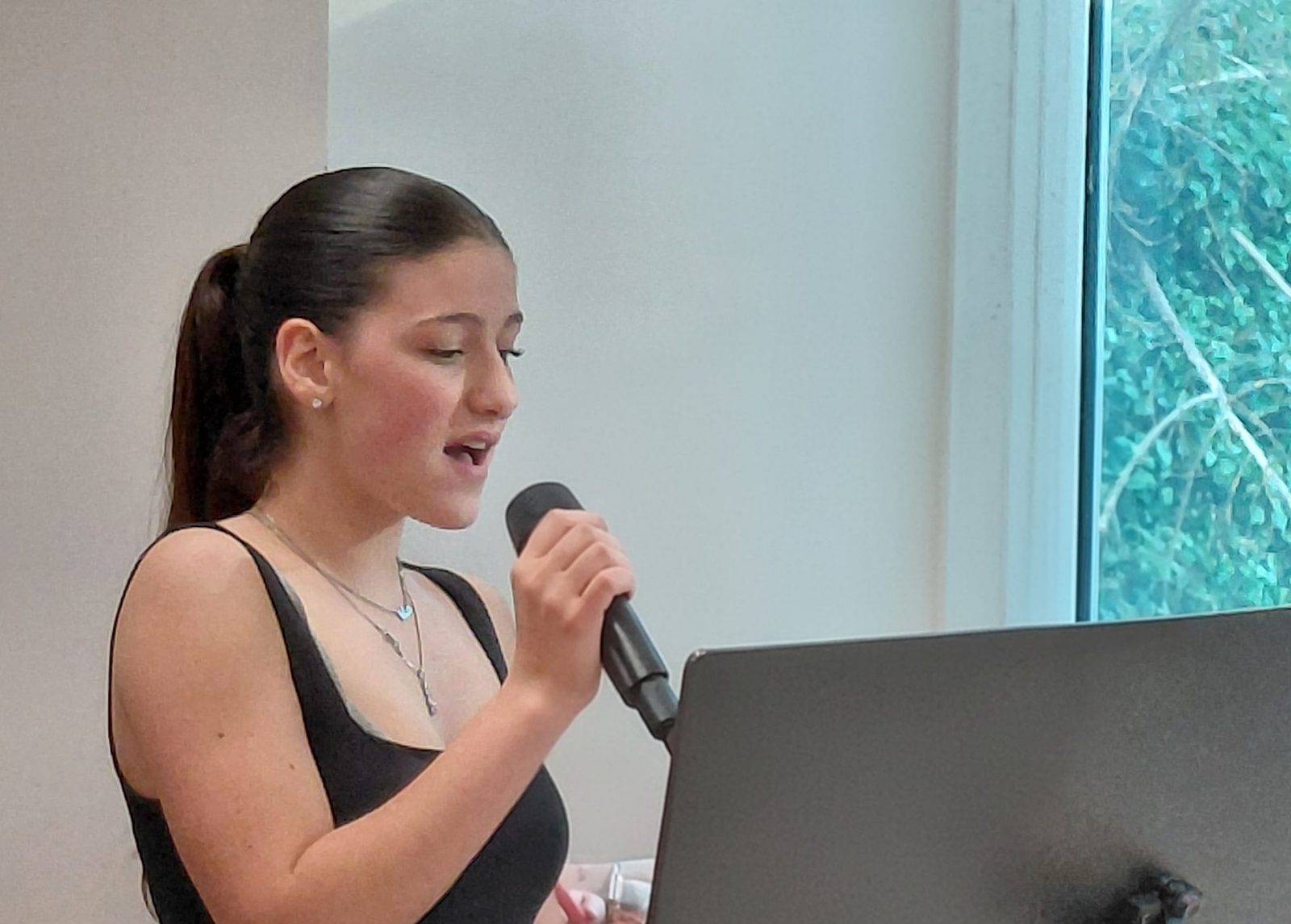 Studentessa in un momento solistico al microfono