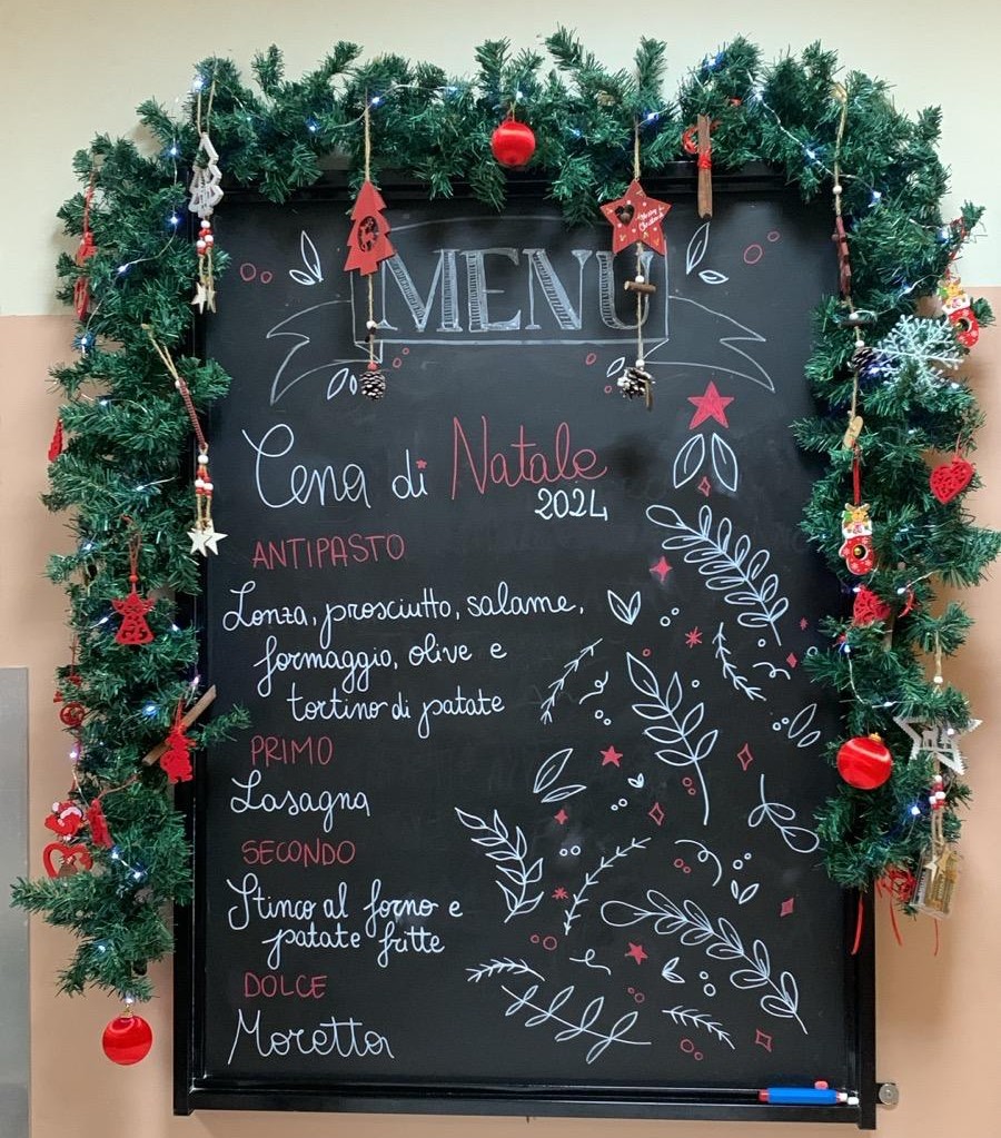 Il menù della Cena di Natale 2024 sulla lavagna decorata