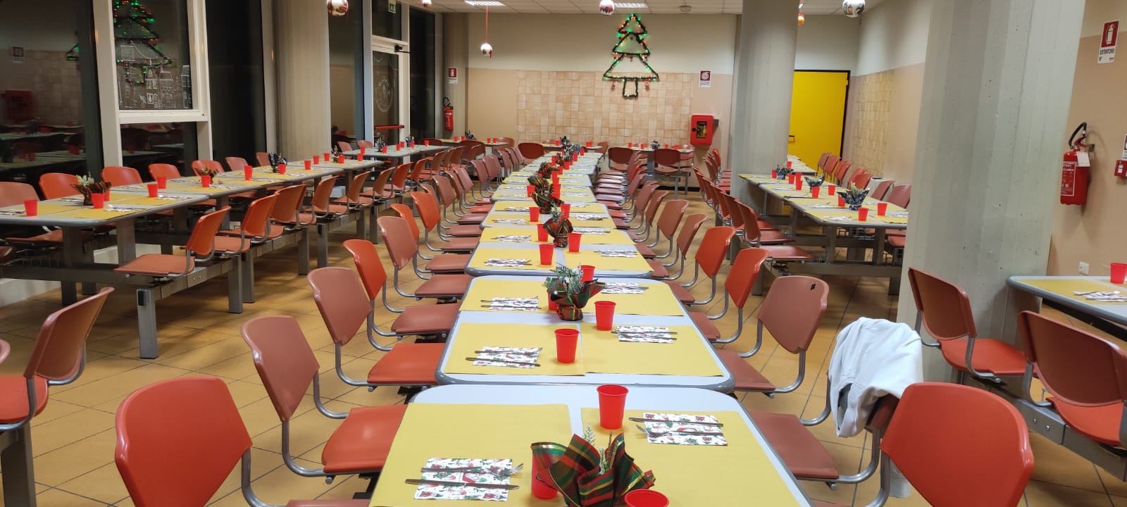 La sala mensa allestita per la cena di Natale 2024
