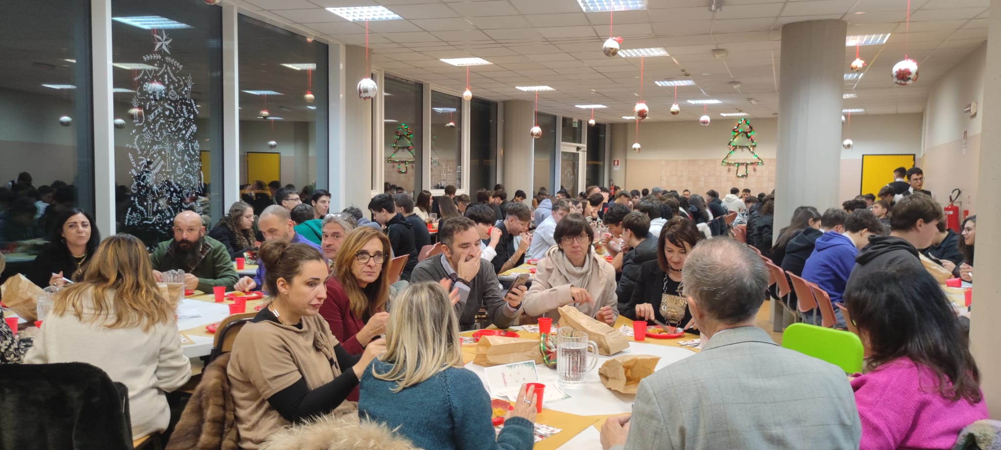 Panoramica della sala piena durante la Festa di Natale