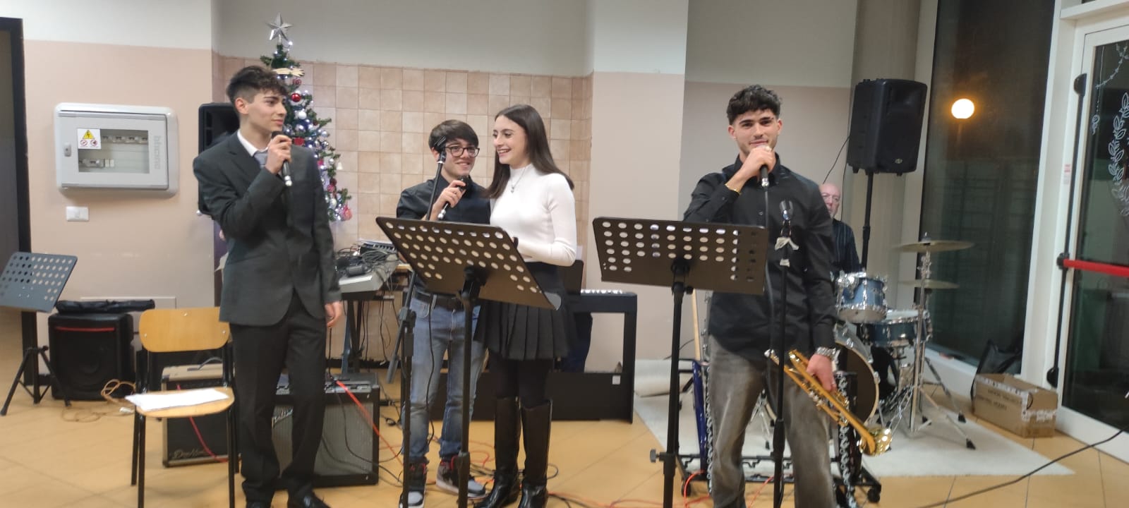 Quattro studenti cantano sul palco