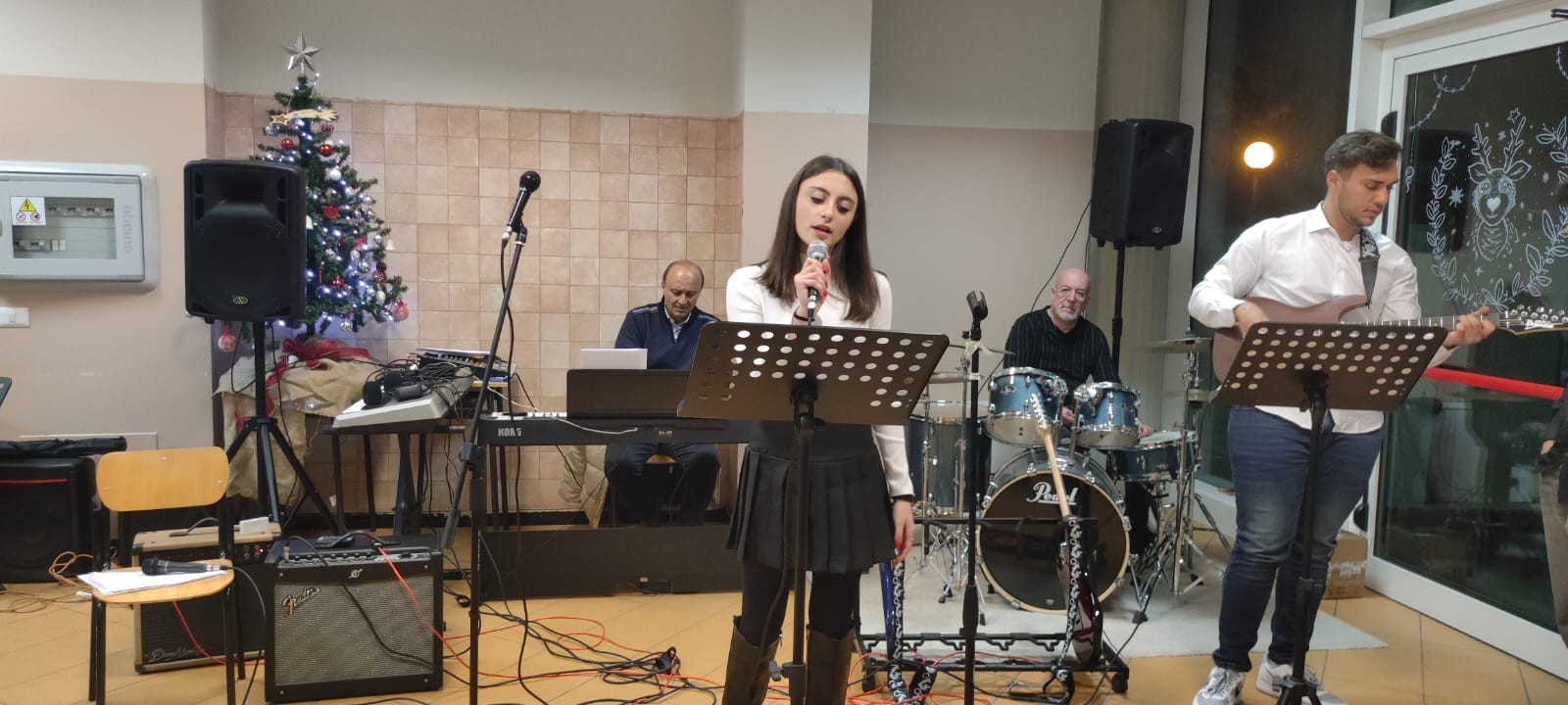 Voce solista femminile accompagnata dalla band