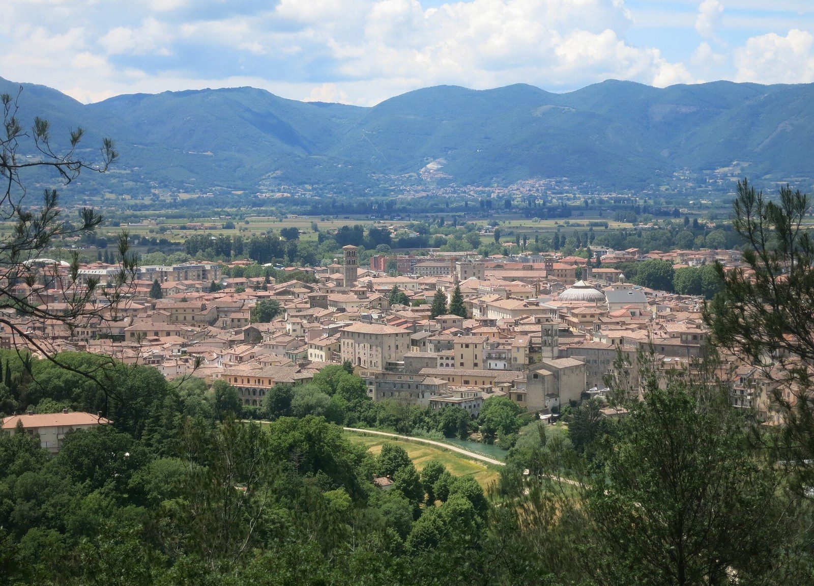 Rieti — panorama del centro storico con il fiume Velino, le colline e le montagne sullo sfondo